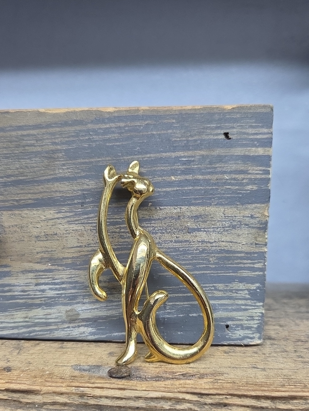 Vintage Gold Tone Cat Brooch Pin Sleek Stylized Seated Kitten Animal